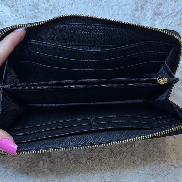 Like New Michael Kors Black Croc Embossed Zip Wallet - Picture 7 of 10